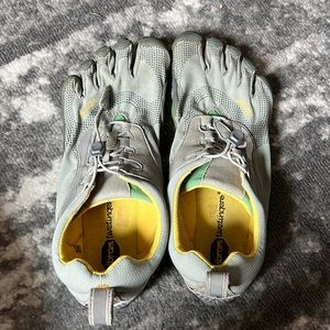 Size 42 Vibram Fivefingers Shoes